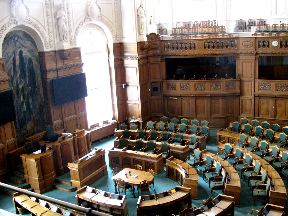 Blik op de zetels van het Parlement in Christiansborg Slot te Kopenhagen