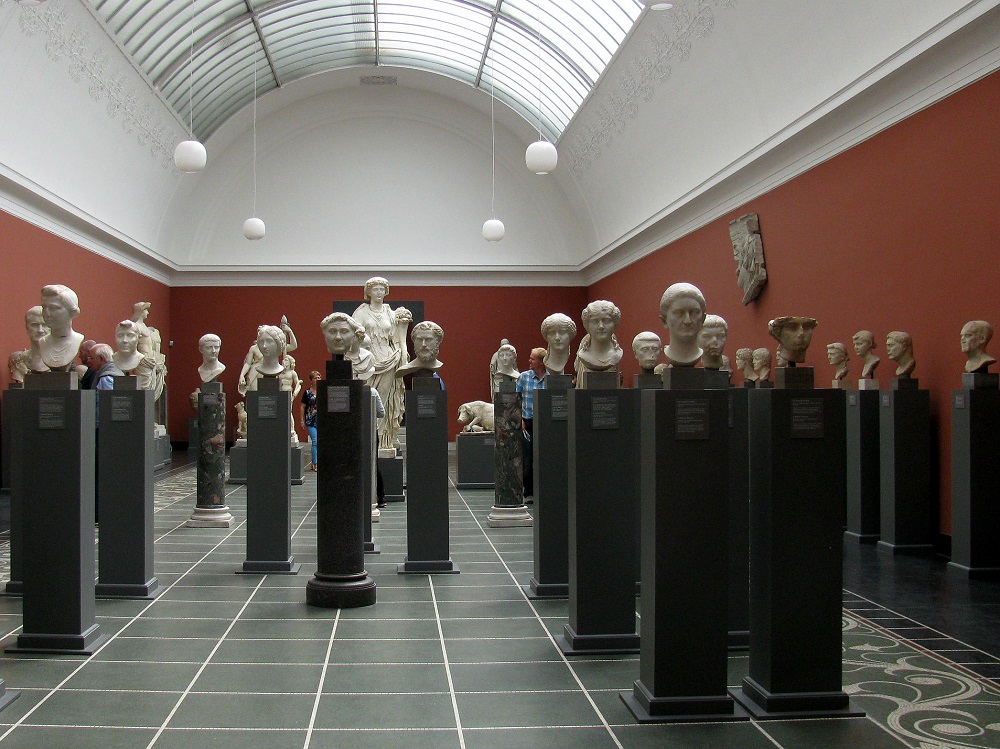Een zaal met een collectie hoofden uit de Ny Carlsberg Glyptotek te Kopenhagen