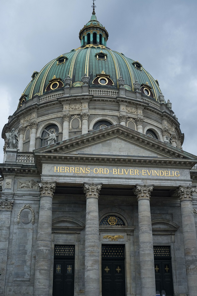 De voorgevel met koepel van de Marmorkirken te Kopenhagen