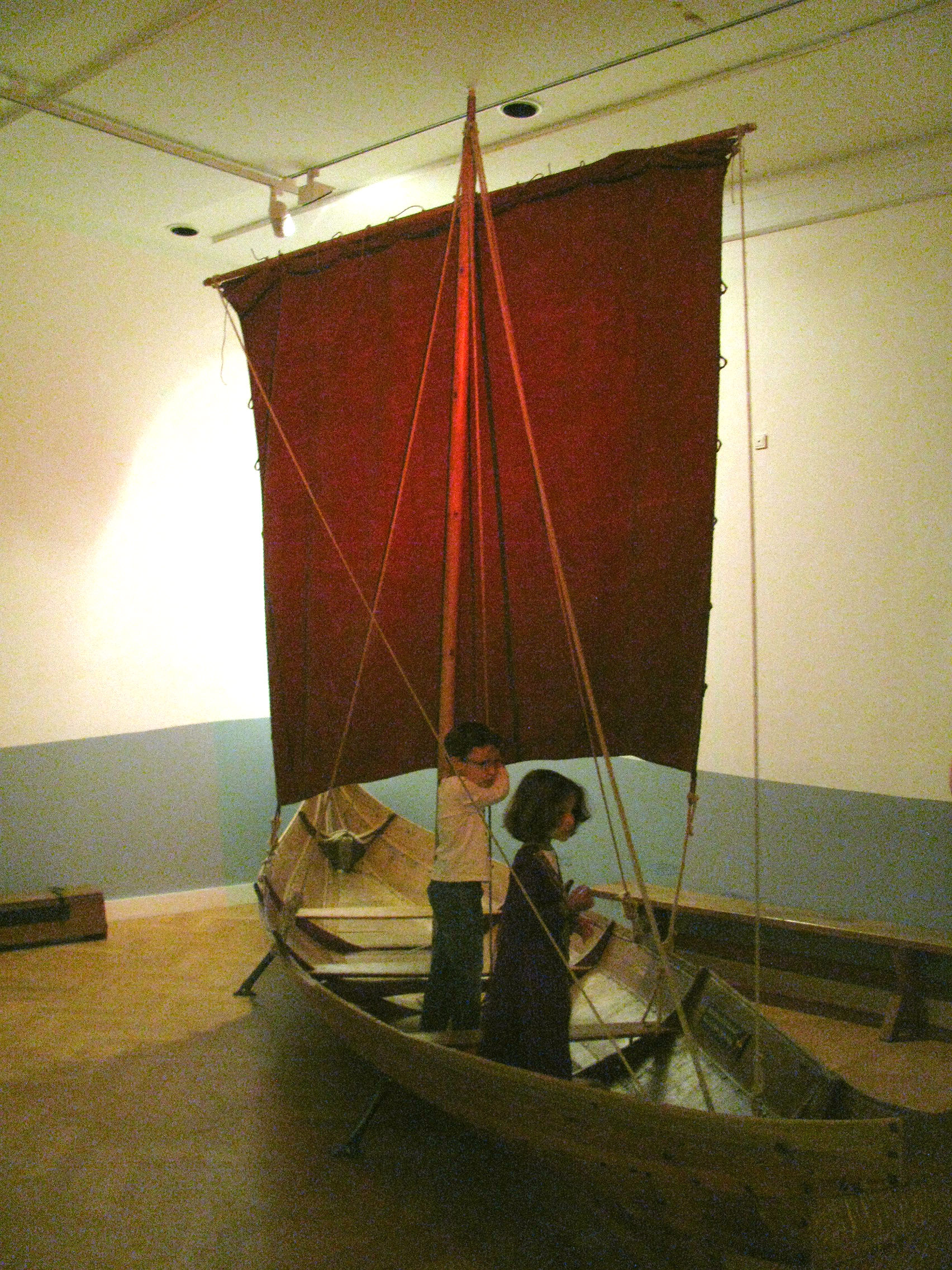 Kinderen spelen in een Vikingschip in het Kindermuseum van het National Museet te Kopenhagen