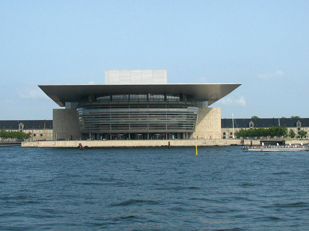 Het moderne Opera gebouw, gezien vanaf de overkant van het water, te Kopenhagen
