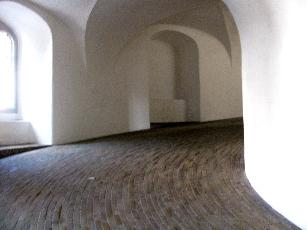 De wentelgang zonder trappen van de Ronde Toren te Kopenhagen