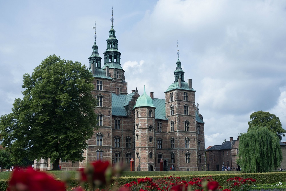 Rosenborg Slot te Kopenhagen wordt omgeven door een rozentuin