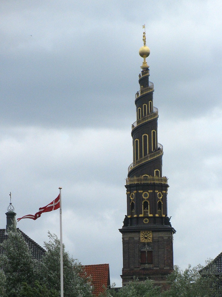 De wenteltrap buitenom de torenspits van de Verlosserskerk te Kopenhagen