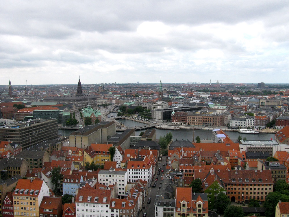 Uitzicht op het stadscentrum vanaf de Verlosserskerk te Kopenhagen