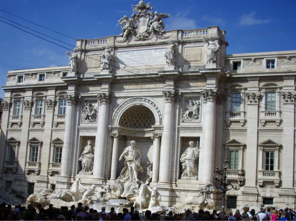 Mensenmassa bij de Trevifontein te Rome