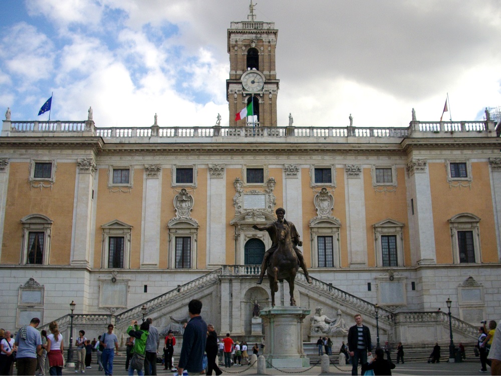 Het Piazza del Campidoglio met het Palazzo Senatorio te Rome, waarin een deel van de Capitolijnse musea is gevestigd