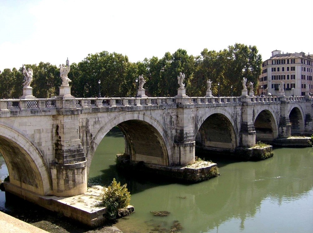 Zicht op de Engelenbrug over de Tiber te Rome waarvan de middelste drie bogen uit de Oudheid dateren