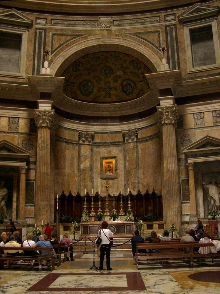 Het interieur van het Pantheon te Rome met een mozaïek-vloer en graftombes