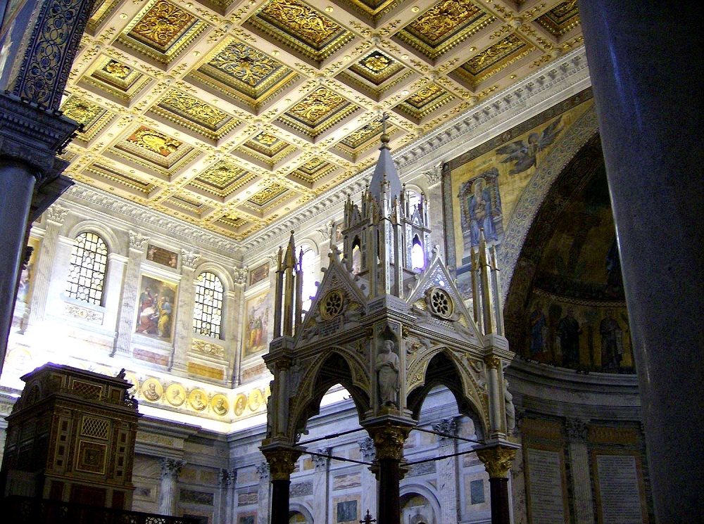 Het interieur van San Paolo fuori le Mura te Rome, met een casetteplafond, mozaïek en schilderingen