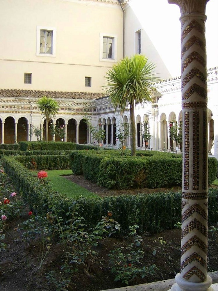 De kloostertuin van San-Paolo fuori le mura te Rome, met een mozaïek-ingelegde zuil
