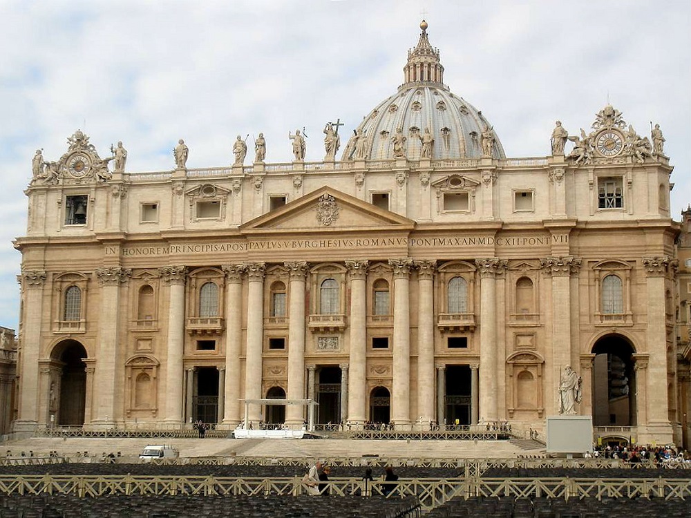 De voorgevel met bovenop beelden van de Sint-Pieterskerk te Rome