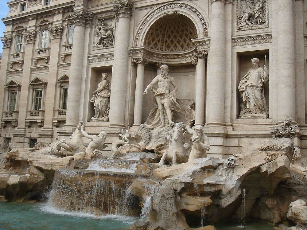 Een detail van de beelden in de Trevifontein te Rome