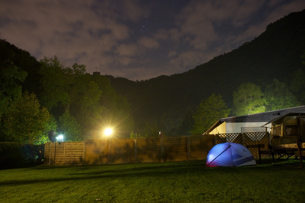Onze tent omringd door bergen op camping Rheineck te Bad Breisig