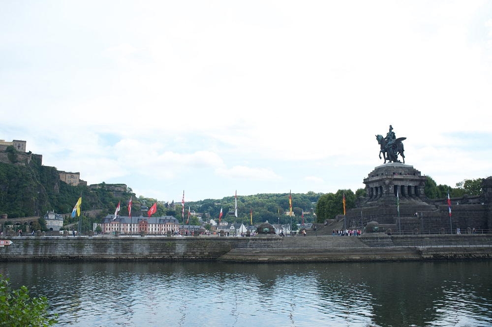 Het ruiterstandbeeld van Willem I op de Deutsches Eck, waar de Moezel in de Rijn stroomt, te Koblenz