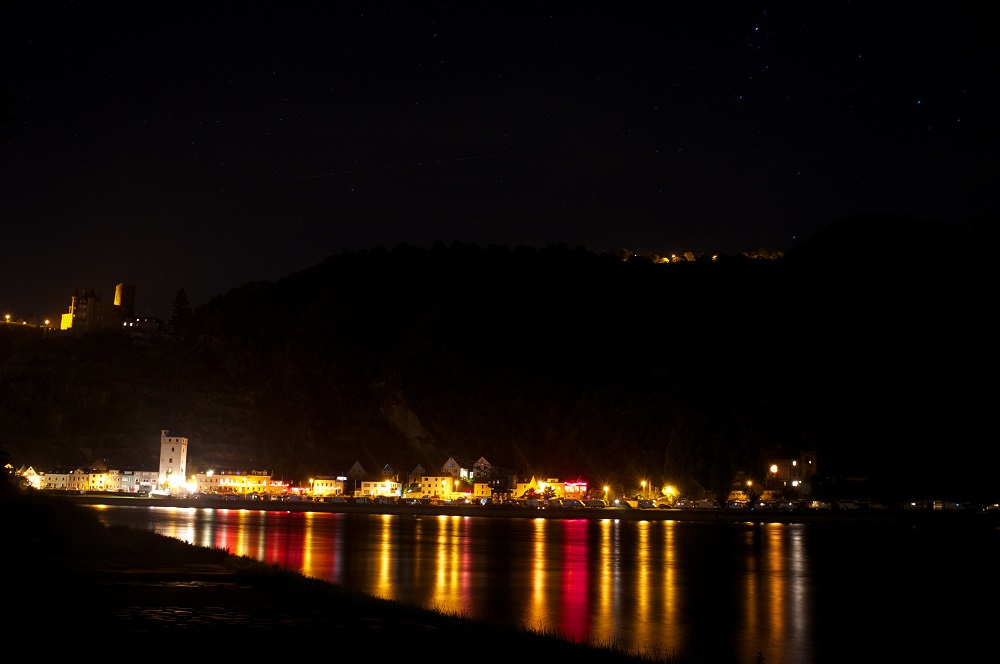 St. Goarhausen gezien bij nacht vanuit een bocht in de Rijn