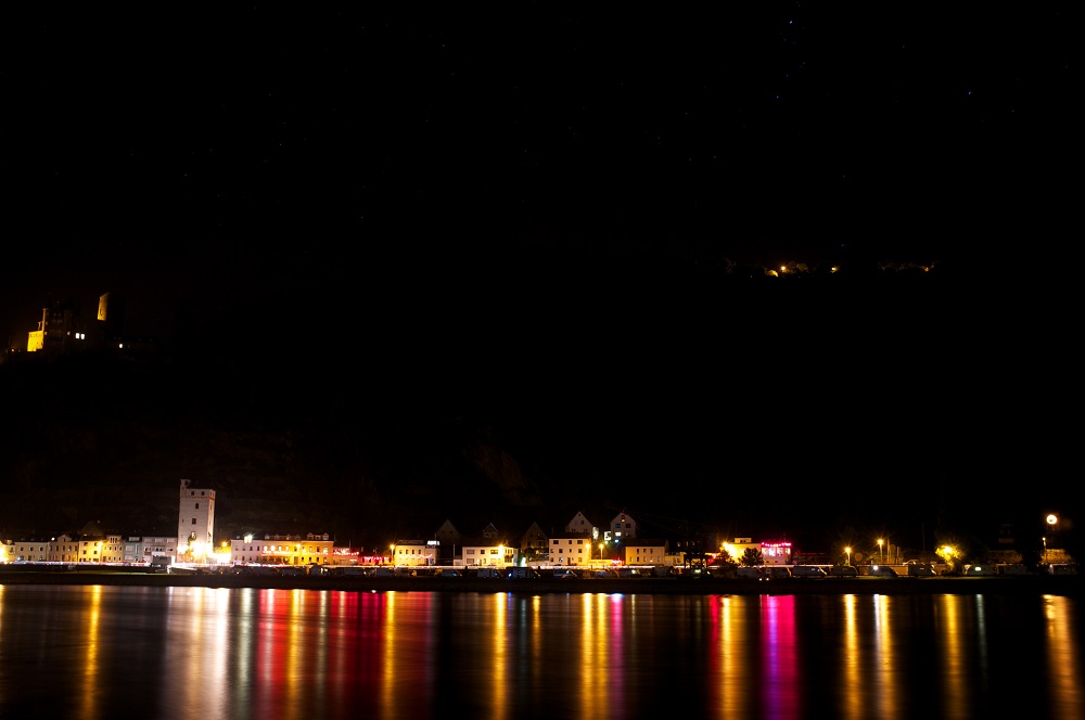 St. Goarhausen gezien bij nacht vanaf de overkant van de Rijn