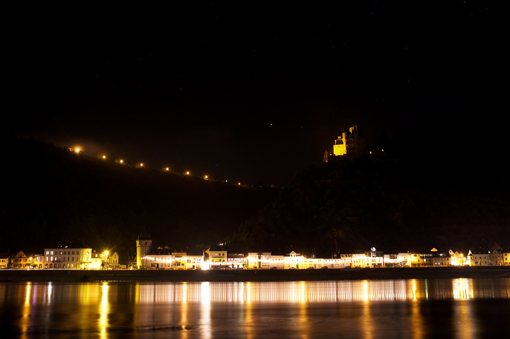 De verlichte Burg Katz boven St. Goarhausen, gezien vanaf de overkant van de Rijn