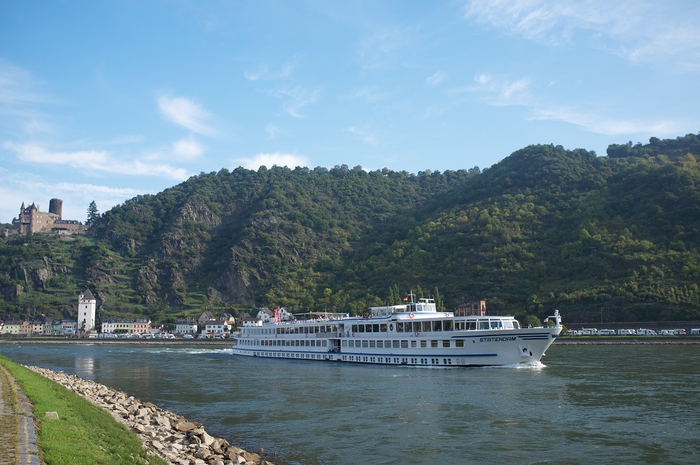 De Statendam van Feenstra Rijn Lijn vaart voorbij Burg Katz te St. Goarhausen
