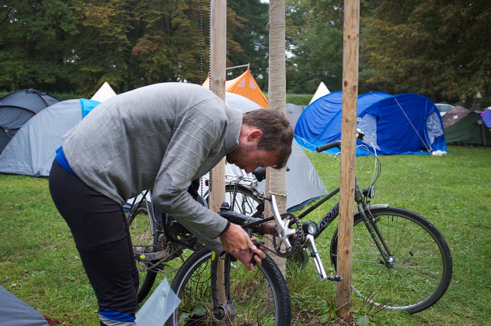 Fietsreparatie in uitvoering: een nieuwe ketting wordt op de ligfiets gelegd in München