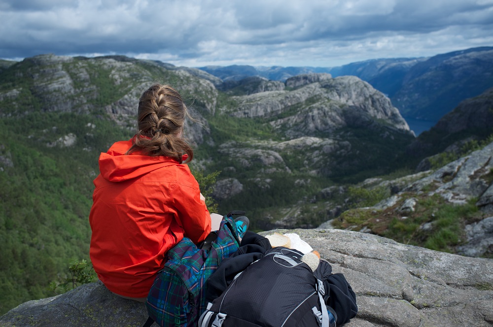 Laura met uitzicht op de Noorse bergen