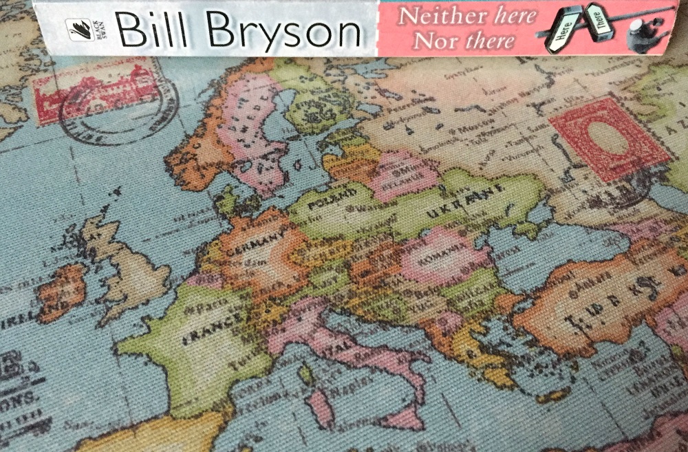 Het boek Neither here nor there van Bill Bryson op een kaart van Europa