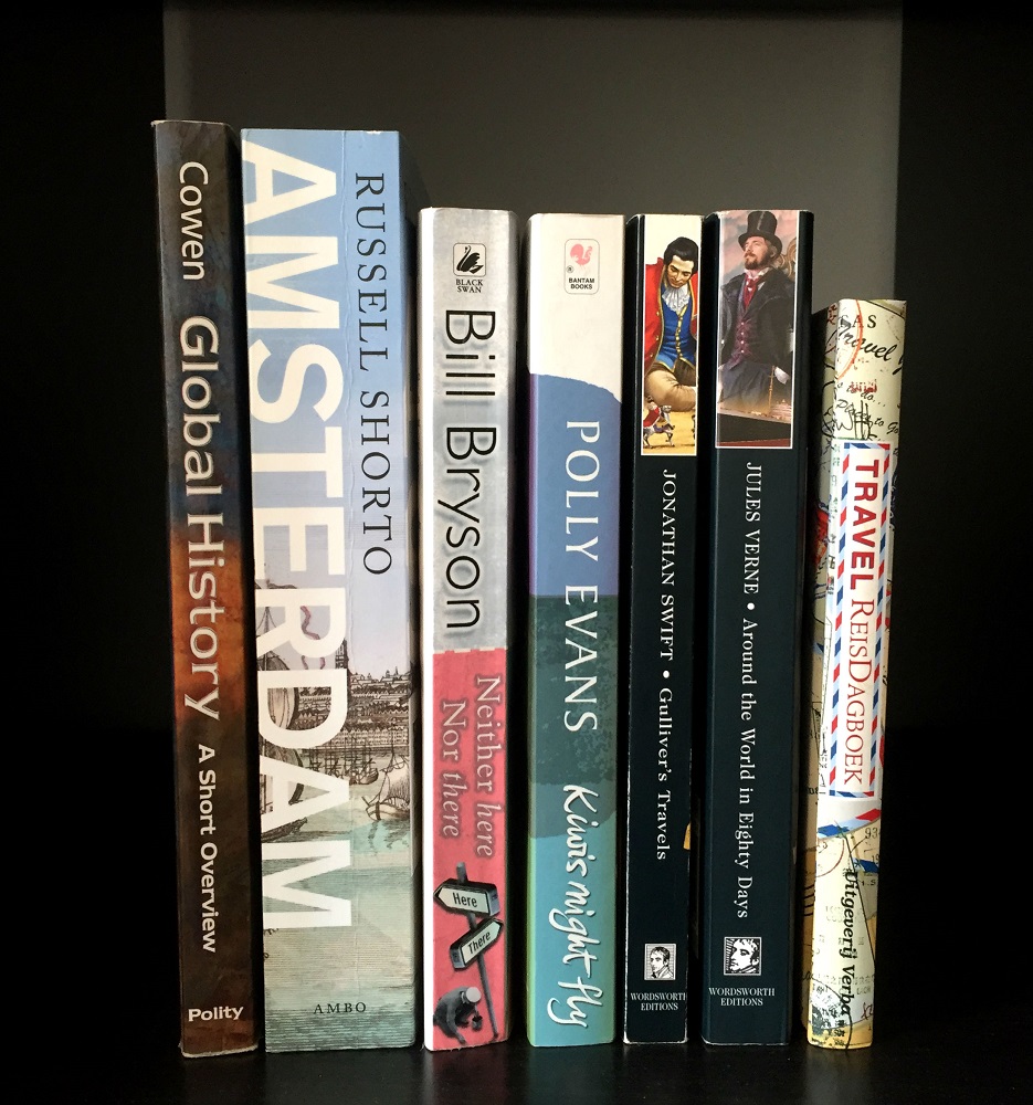 Boeken met betrekking tot reizen in de boekenkast