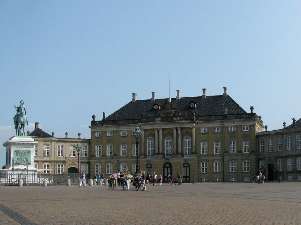 Eén van de vier paleizen van Amalienborg met het ruiterstandbeeld van Frederik V te Kopenhagen