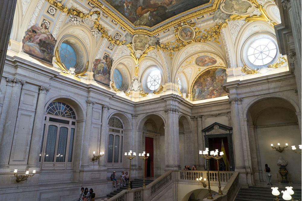 Het trappenhuis, ontworpen door Sabatini, in het Koninklijk Paleis (Palacio Real) te Madrid