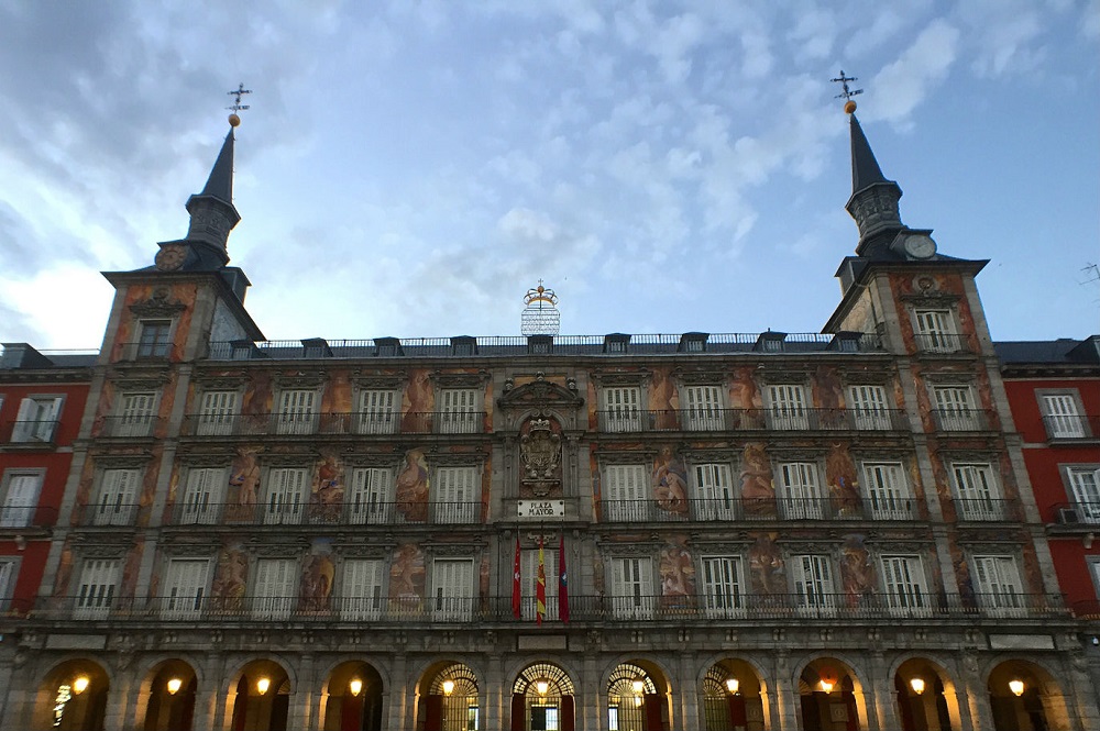 Het beschilderde bakkershuis (casa de la panadería) op Plaza Mayor te Madrid