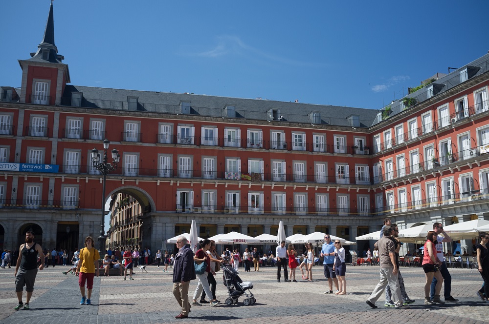Toeristen op het Plaza Mayor te Madrid