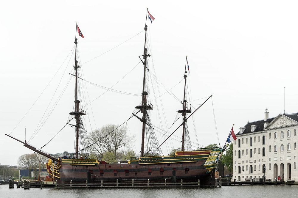 De replica van De Amsterdam voor het Scheepvaartmuseum te Amsterdam