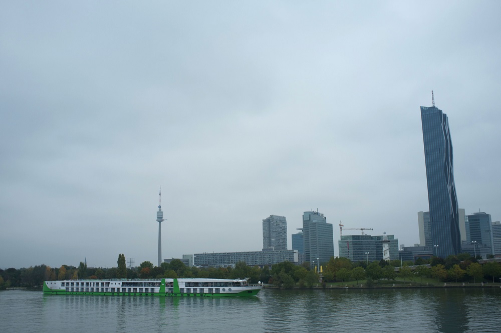 Donauinsel, Wenen Een cruiseschip vaart voor het Donauinsel te Wenen