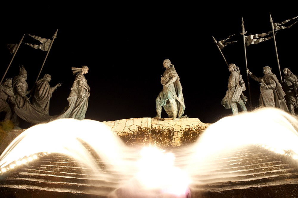 Nibelungendenkmal, Tulln Het Nibelungendenkmal te Tulln beeldt een ontmoeting uit