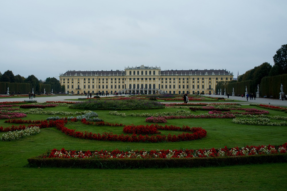 Schloss Schönbrunn, Wenen Schloss Schönbrunn gezien vanuit de achtertuin te Wenen