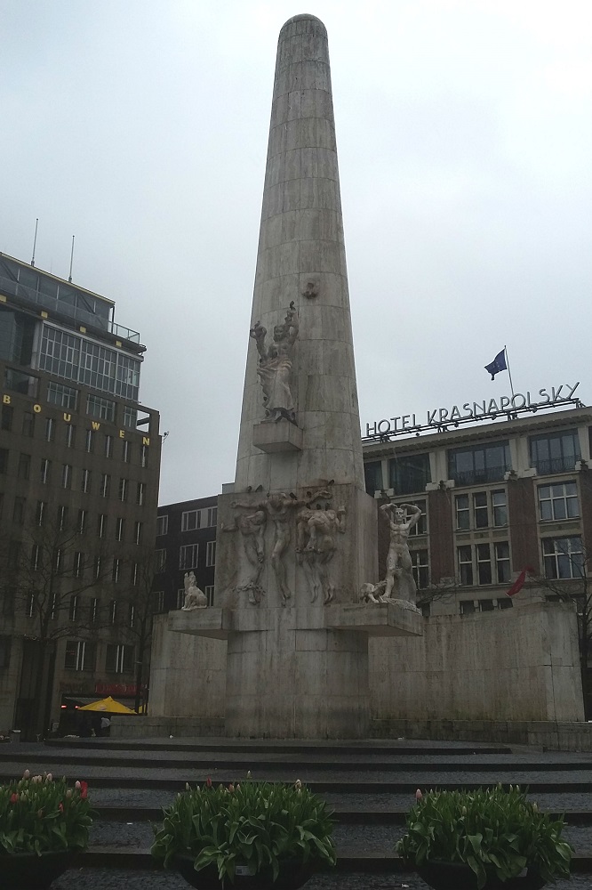 Het Nationaal Monument op de Dam voor de herdenking van de Tweede Wereldoorlog te Amsterdam