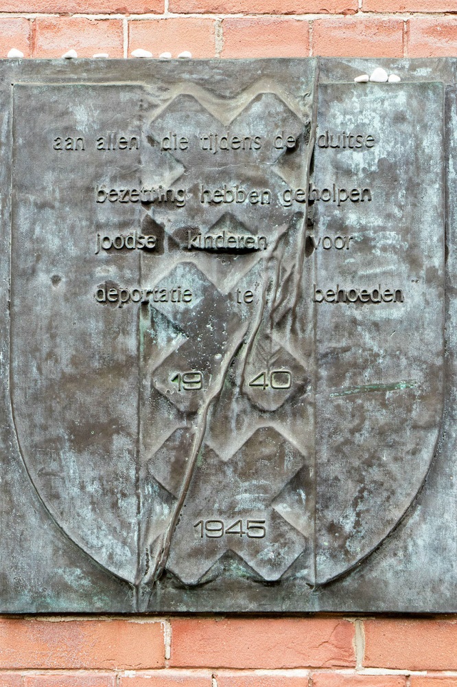 Een herdenkingsteken voor de helpers van joodse kinderen te Amsterdam