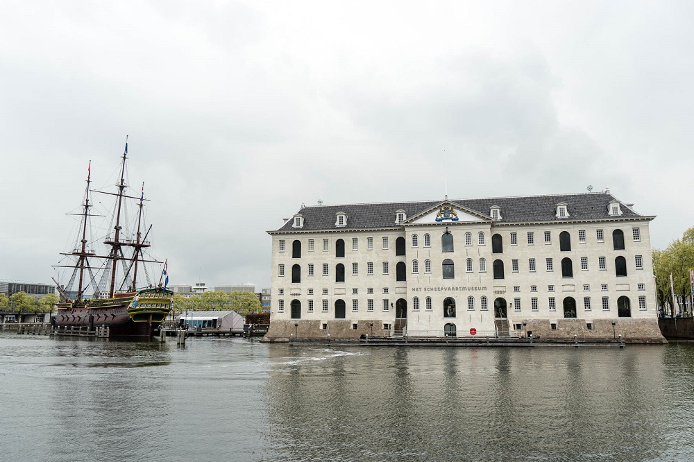 Het Scheepvaartmuseum en de replica van de Amsterdam te Amsterdam