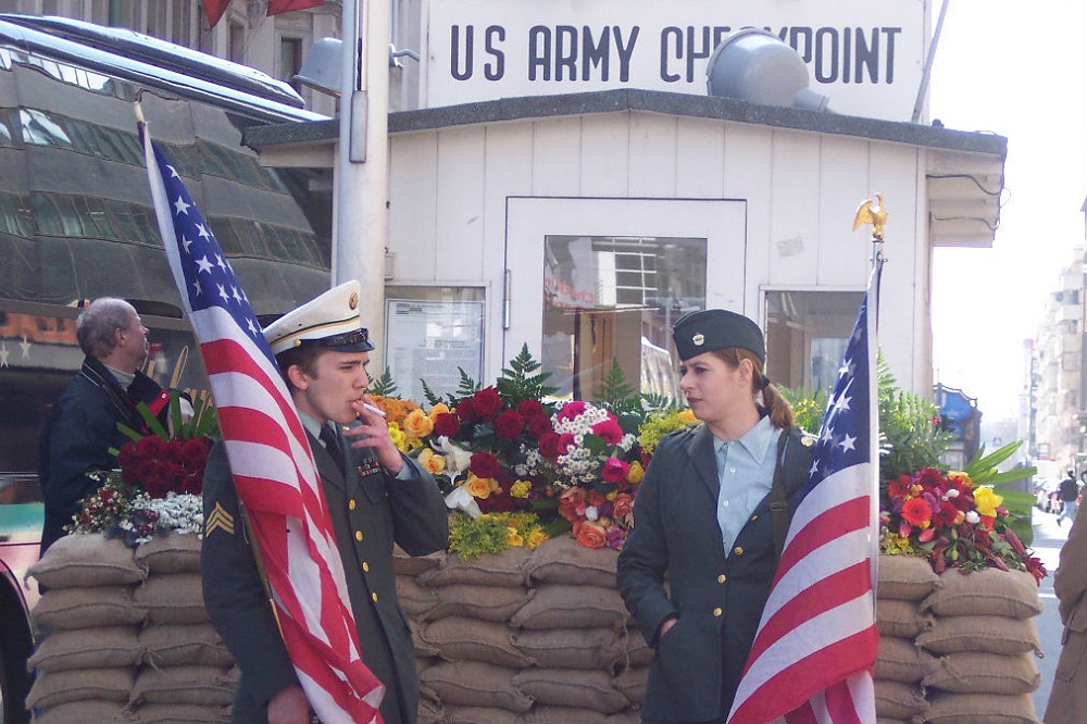 Checkpoint Charlie in de Amerikaanse sector te Berlijn