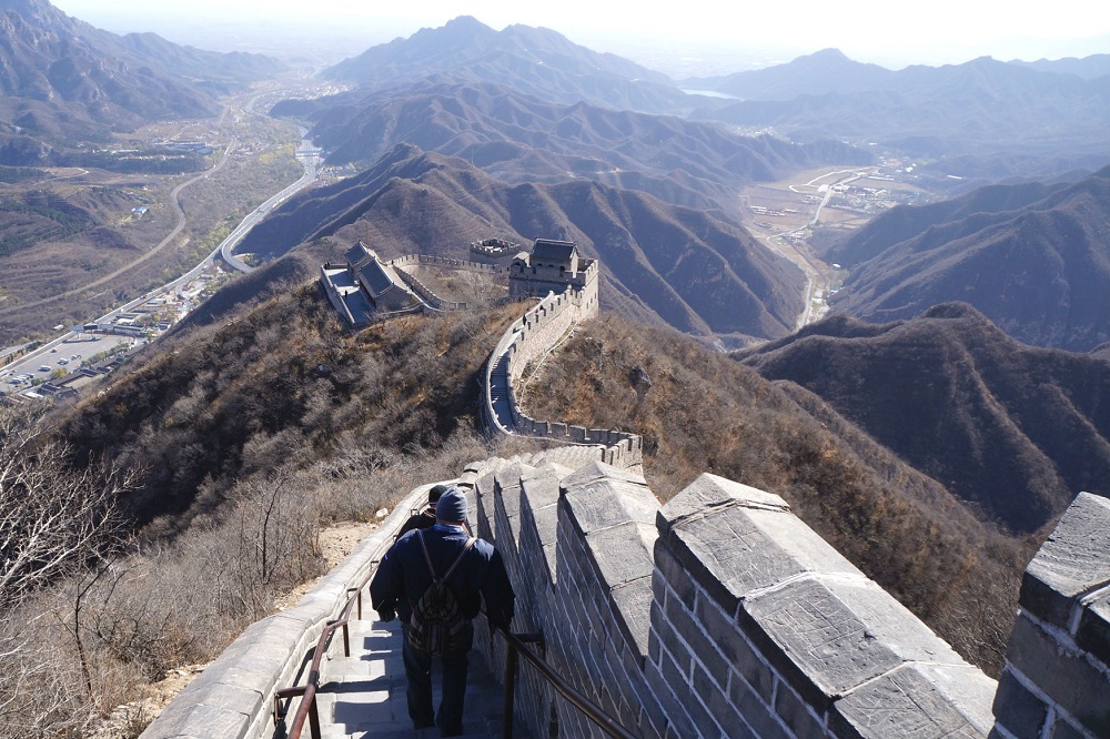 De Chinese Muur slingert zich door het berglandschap