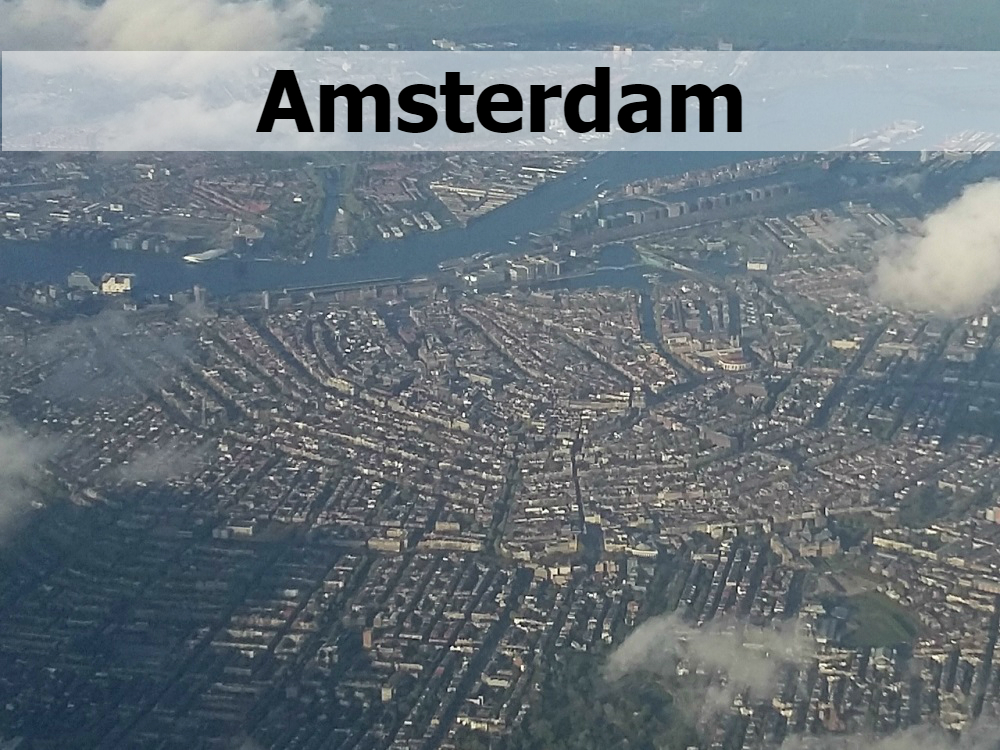 Zicht op Amsterdam vanuit de lucht, met titel Amsterdam
